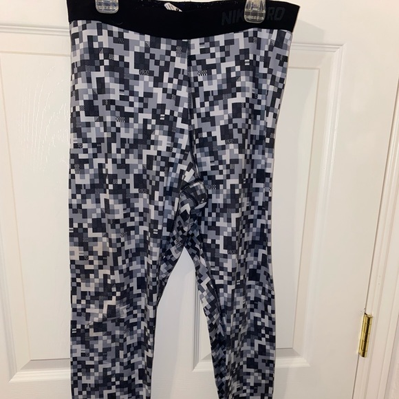 Nike Pro Leggings Size Large - Picture 1 of 3